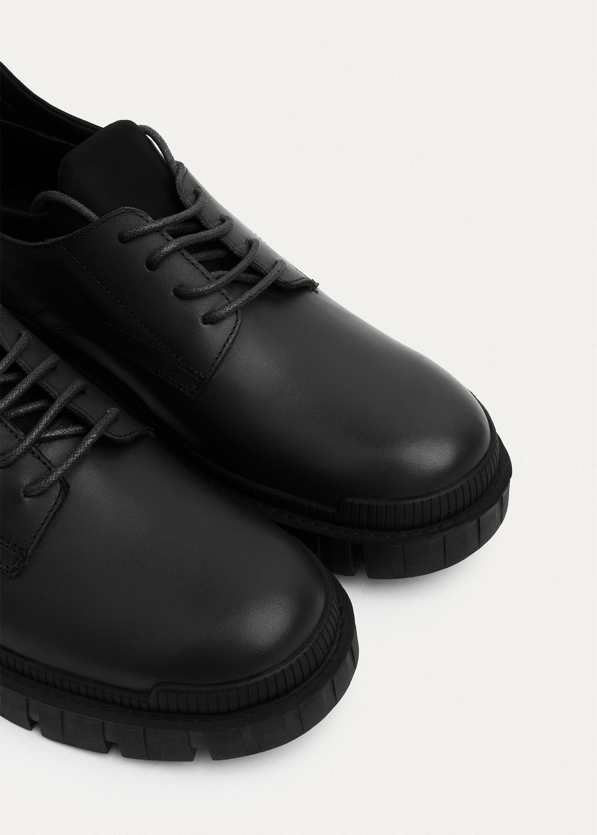 Urban Chunk Lace Shoes — Black